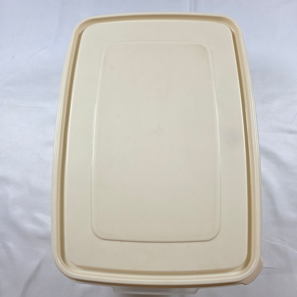 Vintage 1992 Rubbermaid Servin Saver Rectangle 2.2 Gal Container 3863 Almond